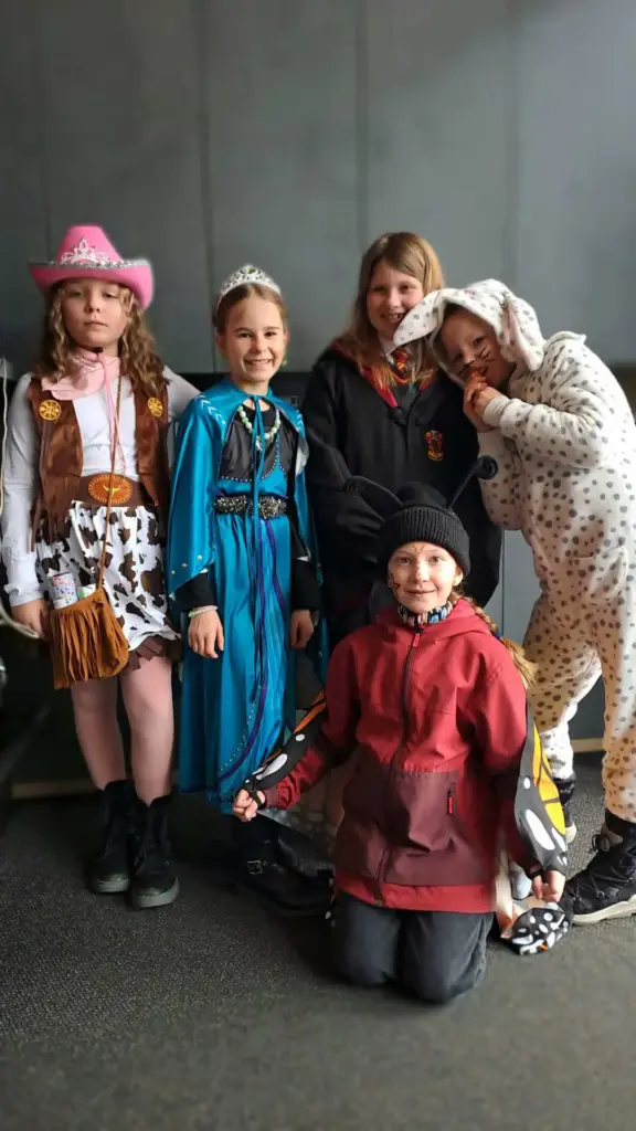 Goetzner-Jungmusikantinnen-vor-ihrem-Auftritt-beim-Familienfasching Kopie