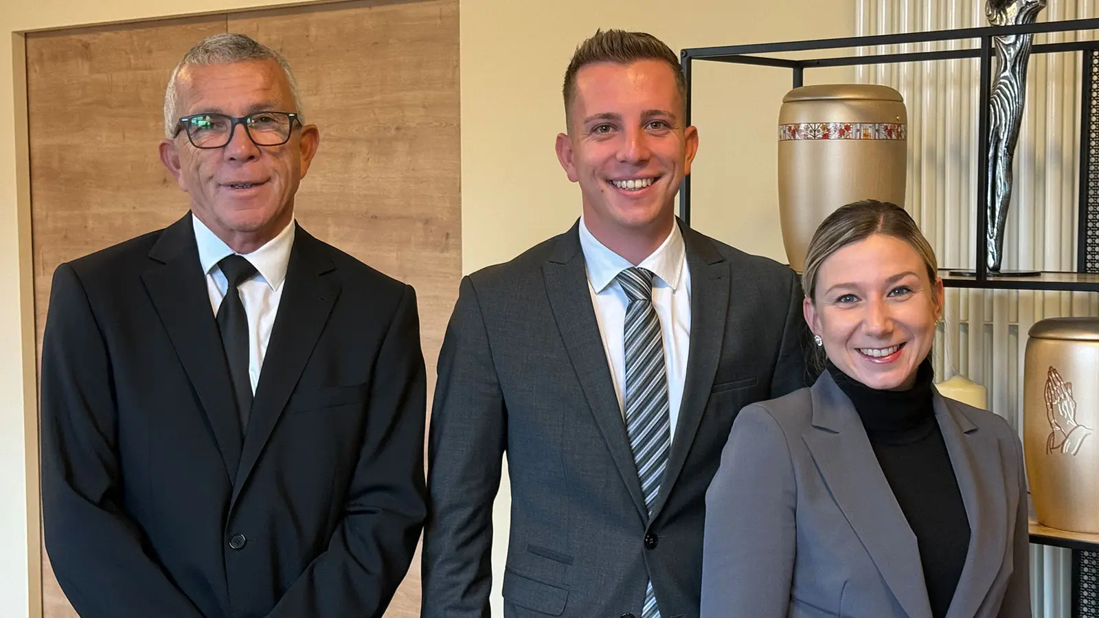 Generationenwechsel bei der Bestattung Sarg in Axams