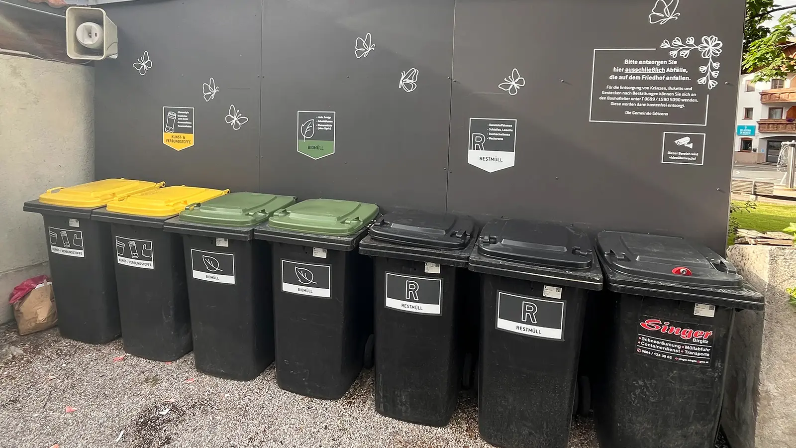 Neue Müllstationen am Friedhof: Modern, übersichtlich und hoffentlich immer gut getrennt.